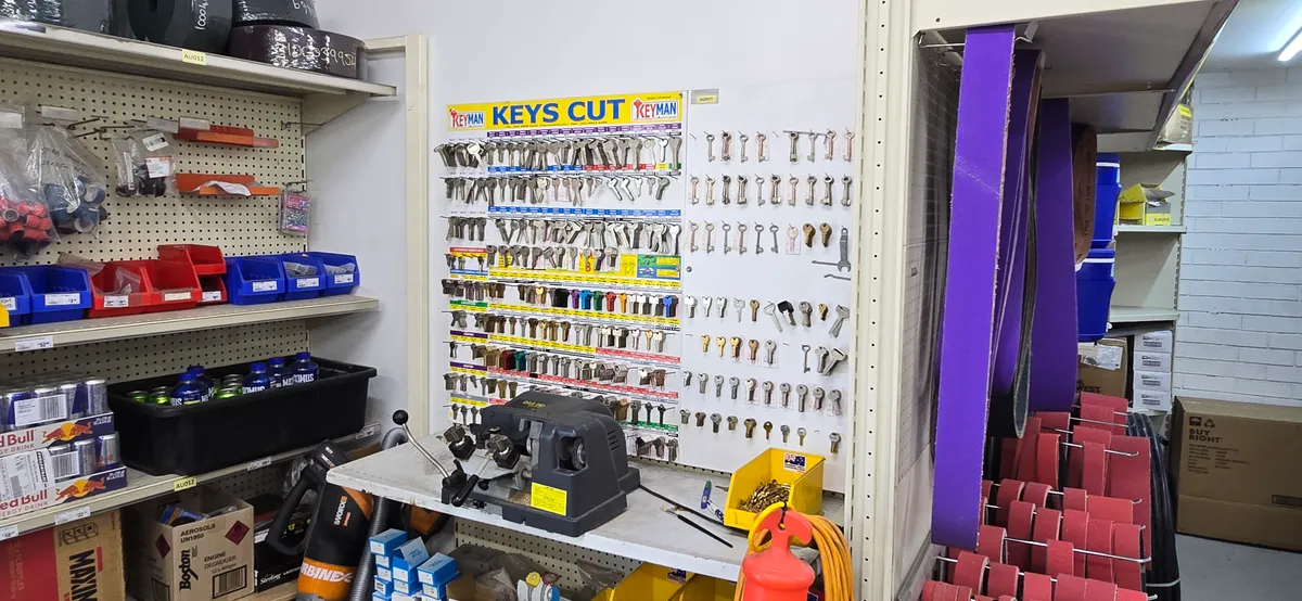 Key cutting station